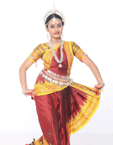Gracy Singh Dance Troupe: Komal Ahire